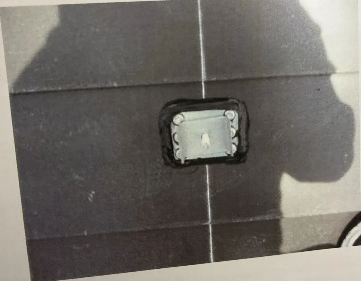 屋根に取り付けた金具。ネジで留めたあと、周りを黒い防水材で囲っている