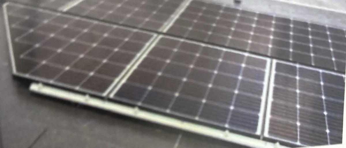 我が家の屋根に並んだ太陽光パネル。パネルの下側にアルミの架台が見える